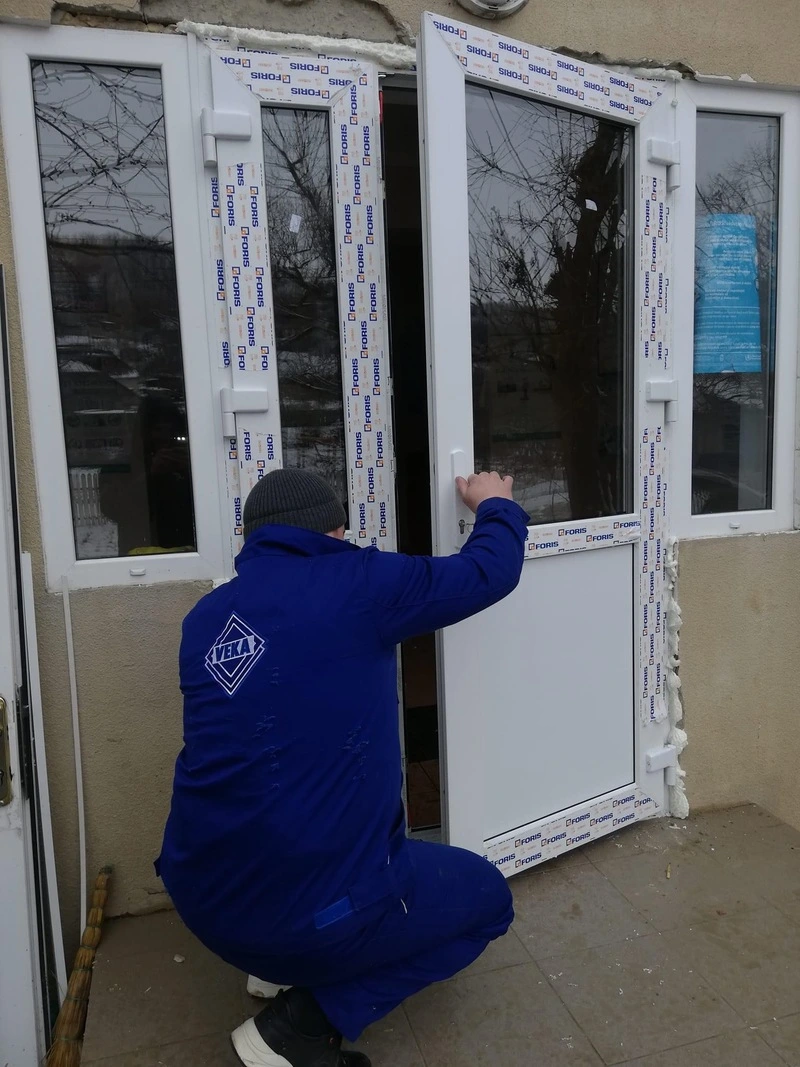 Reglarea feroneriei ușii de la intrare